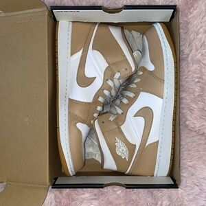 Air Jordan 1 low’s size 13. Only worn once so they look brand new!!